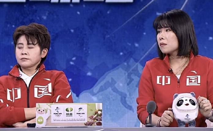 男人扒开女人的腿